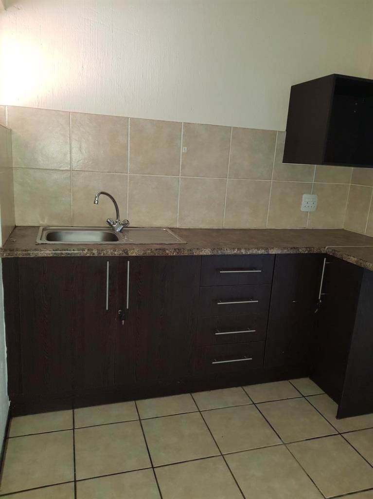 1 Bed Apartment in Ruimsig photo number 2