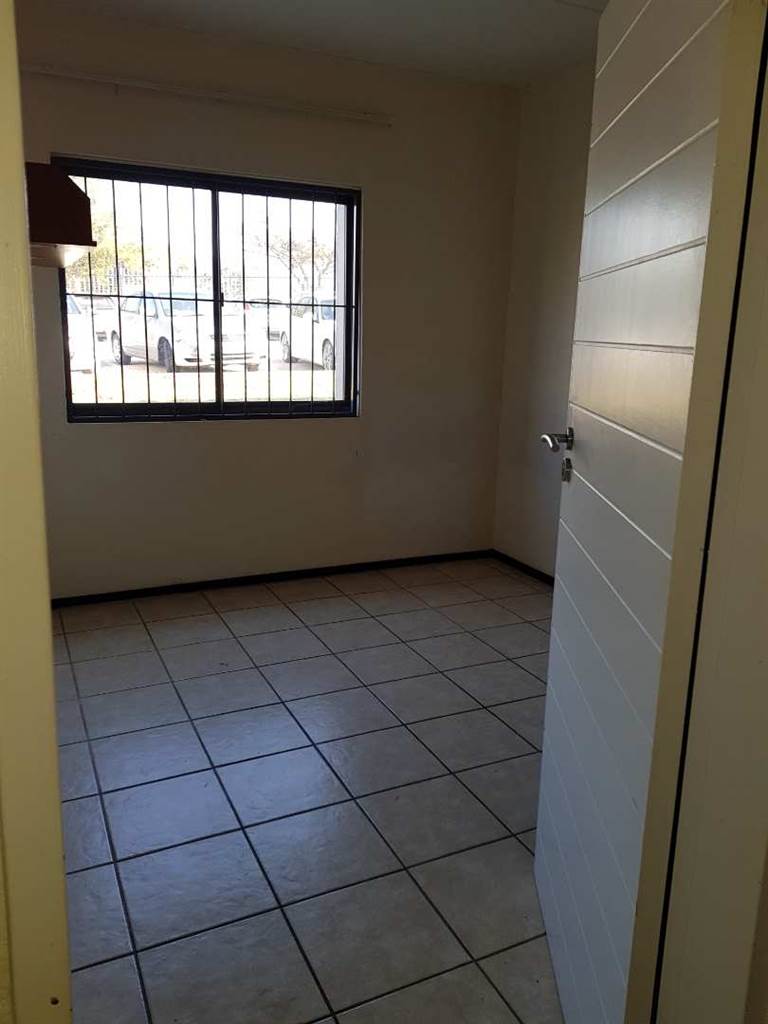 1 Bed Apartment in Ruimsig photo number 6