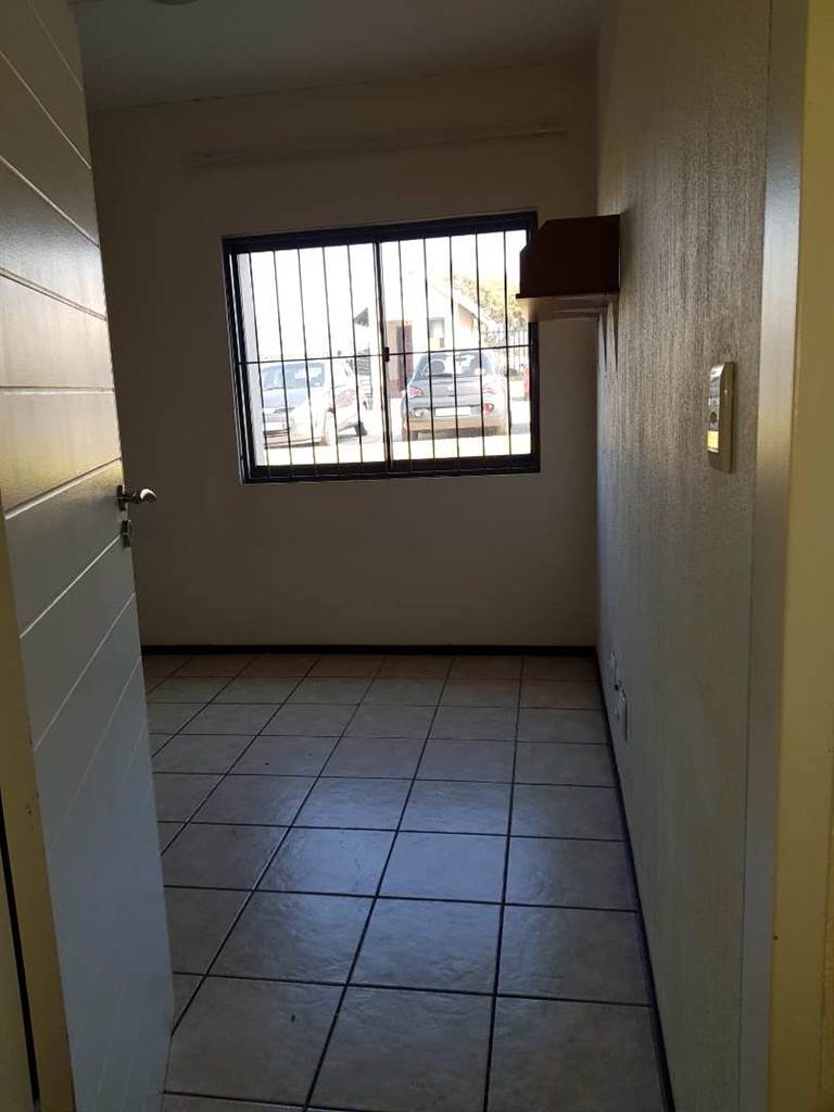 1 Bed Apartment in Ruimsig photo number 5