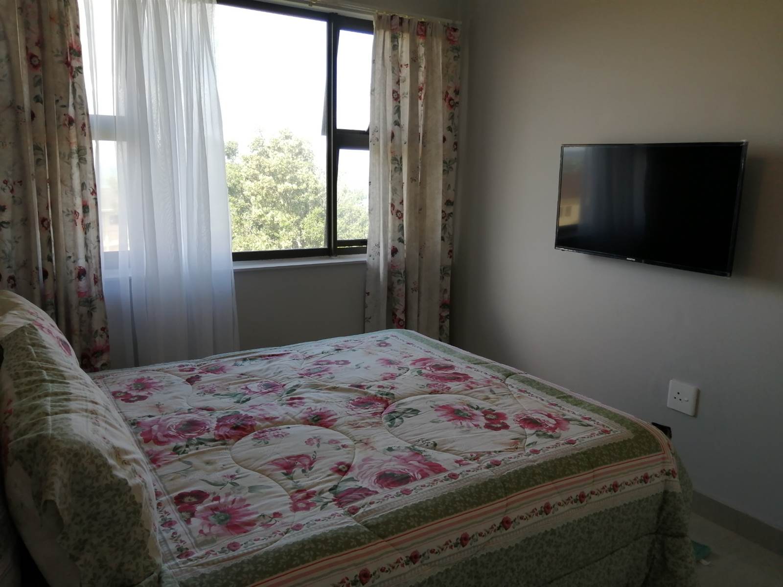 1 Bed Apartment in Illovo Beach photo number 11