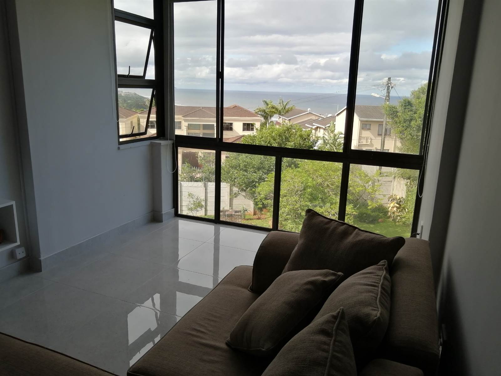 1 Bed Apartment in Illovo Beach photo number 6