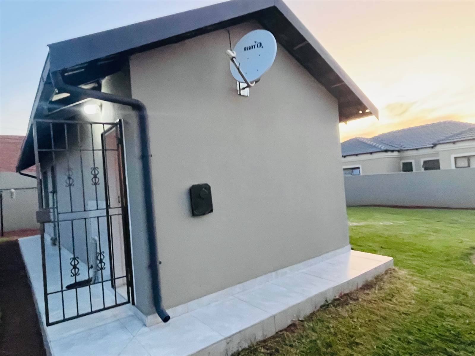 2 Bed House in Spruit View photo number 11