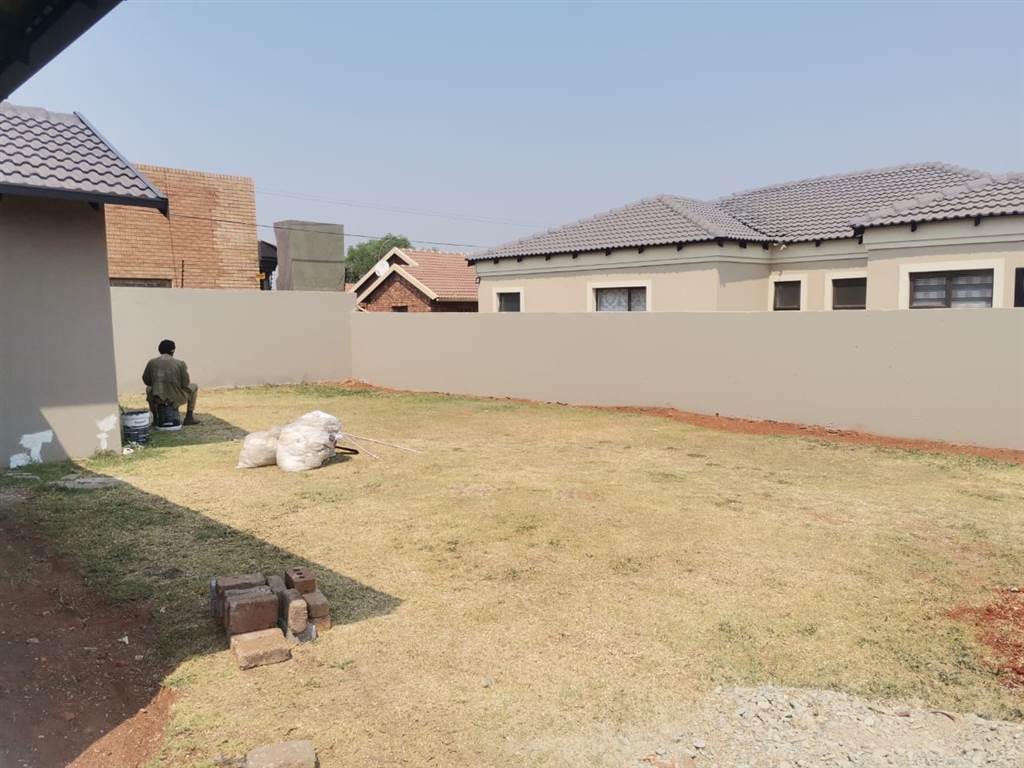 2 Bed House in Spruit View photo number 3