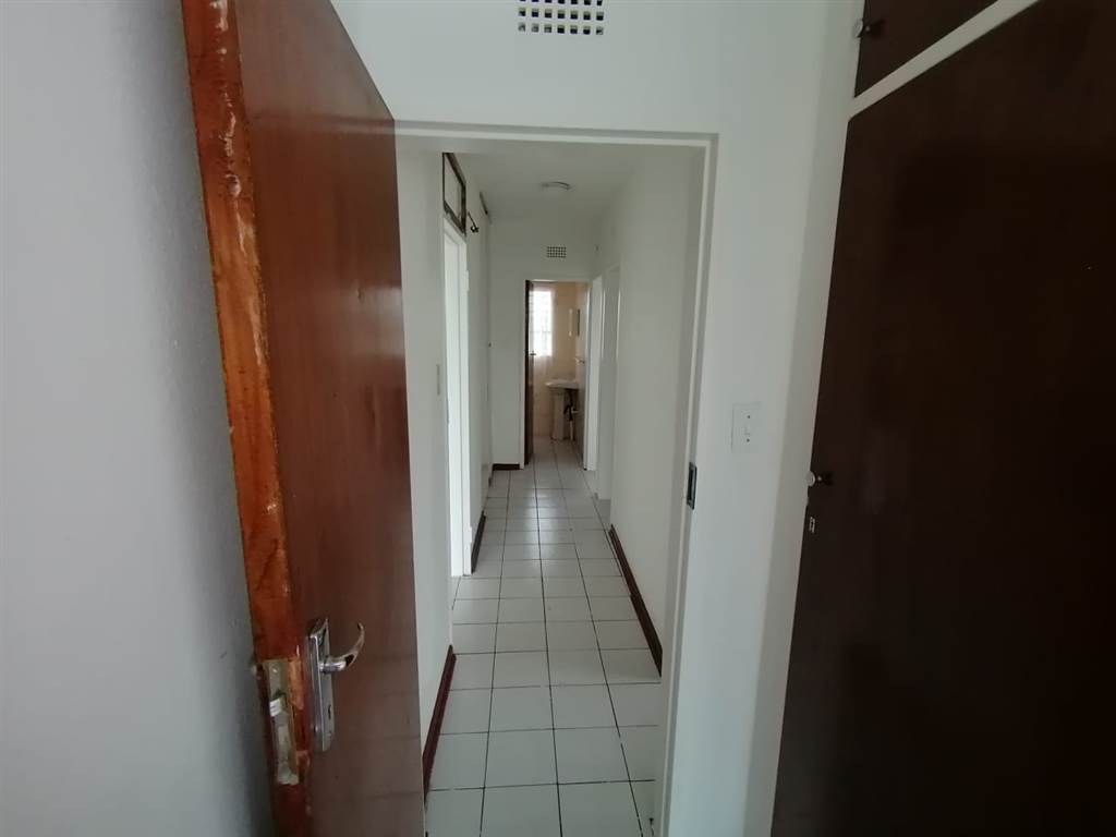 3 Bed Flat in Vereeniging Central photo number 3