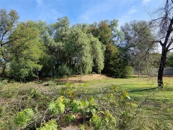 1064 m² Land available in Oudtshoorn