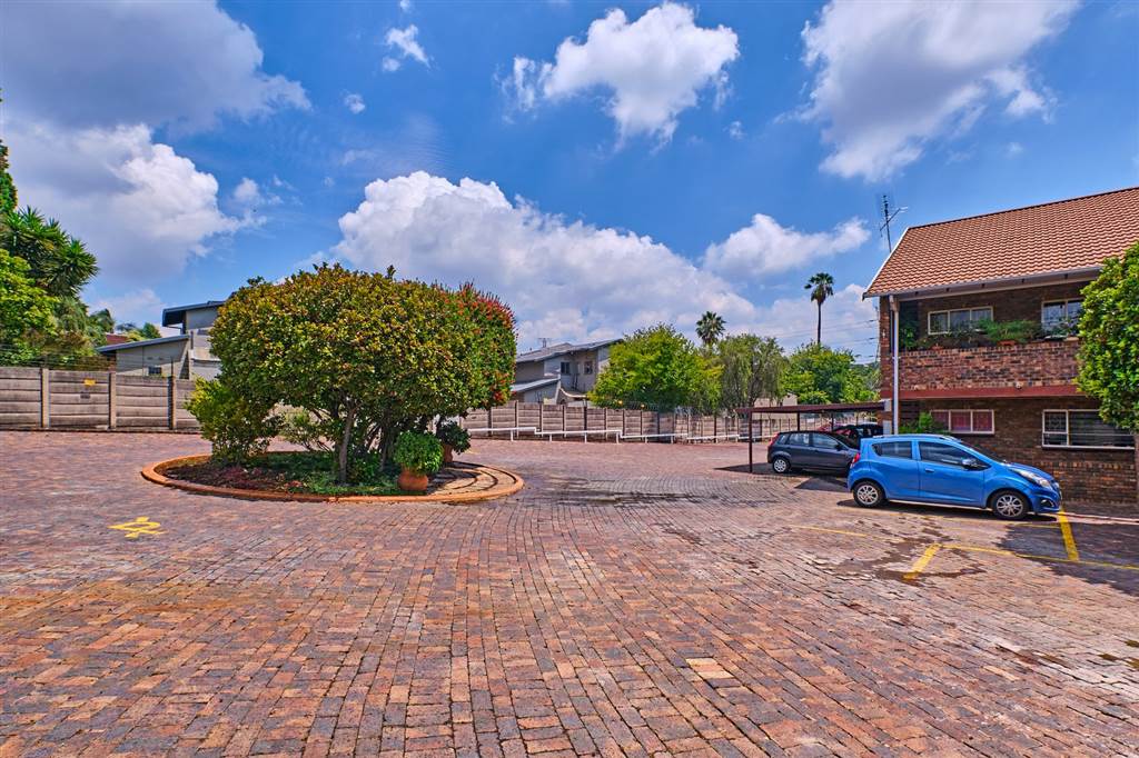 2 Bed Apartment in Northcliff photo number 10
