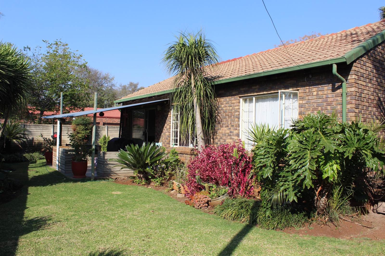 2 Bed Townhouse in Rooihuiskraal North photo number 1