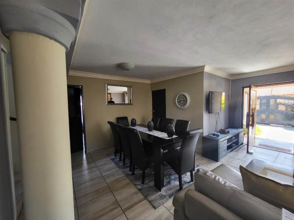 4 Bed House in Tlhabane photo number 5