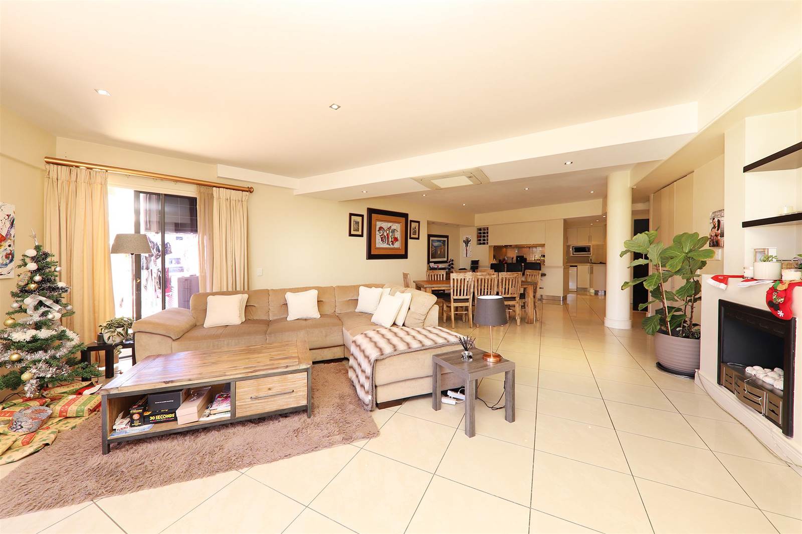 3 Bed Apartment in Sea Point photo number 4