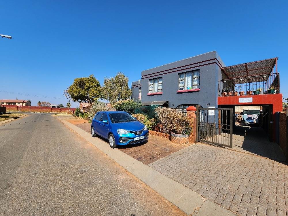 7 Bed House in Lenasia South photo number 29