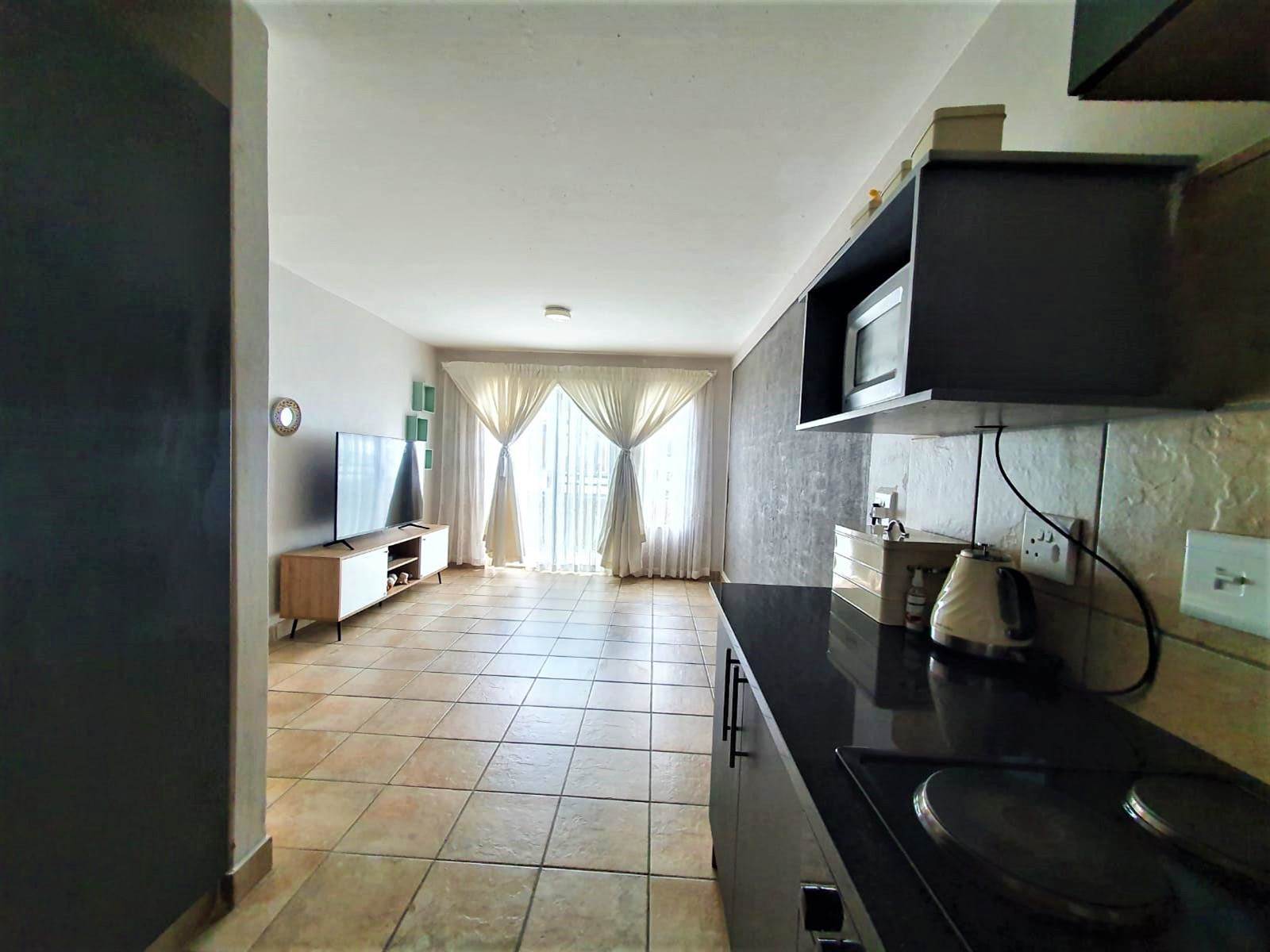 2 Bed Apartment in Rooihuiskraal North photo number 1