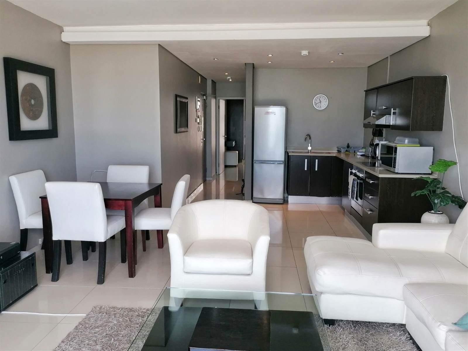 1 Bed Apartment in Bloubergstrand photo number 2