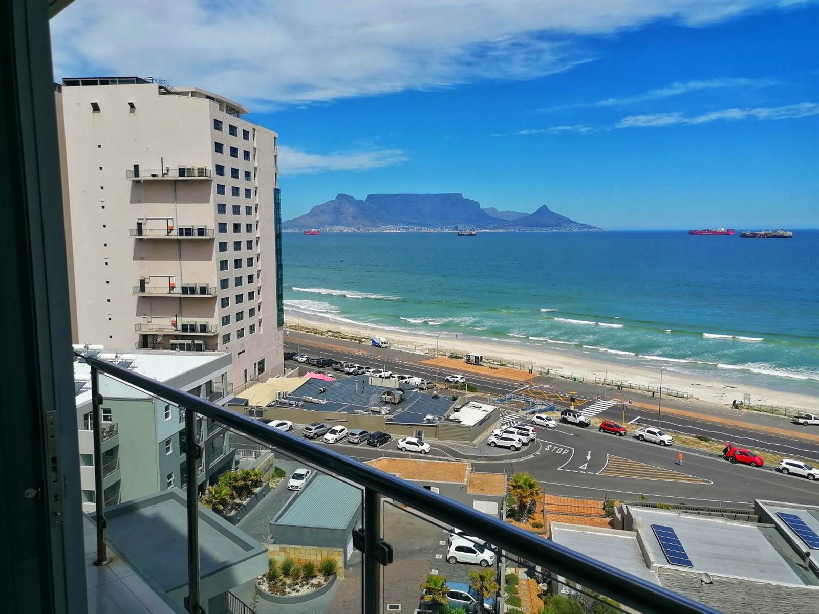 1 Bed Apartment in Bloubergstrand photo number 4