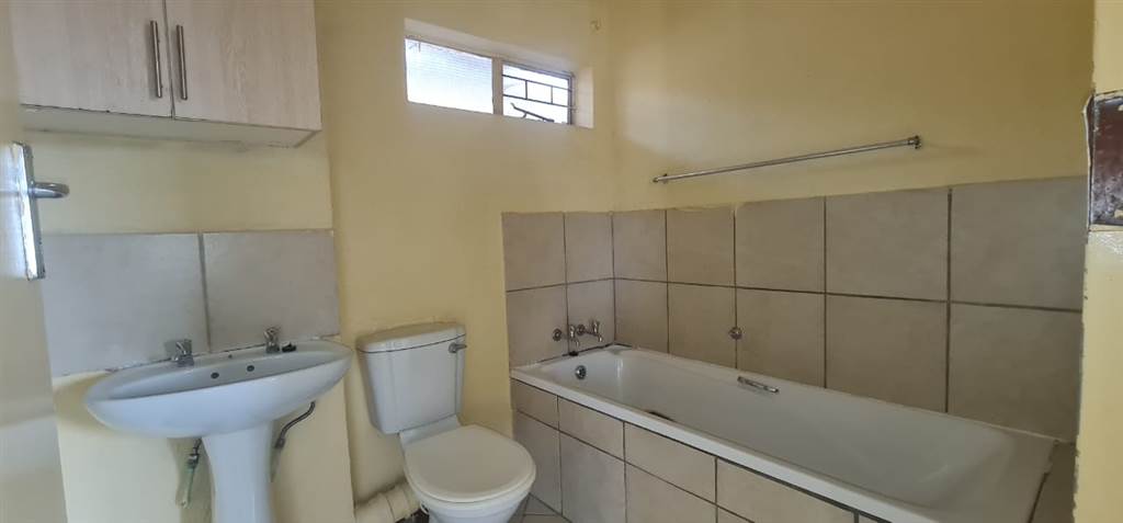 2 Bed Apartment in Olievenhoutbosch photo number 9