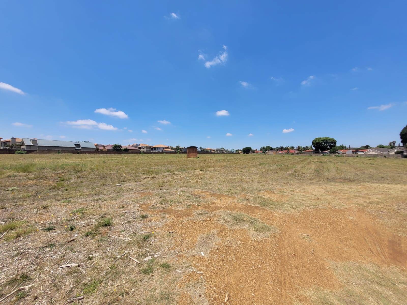 2.2 ha Land available in Glen Marais photo number 1