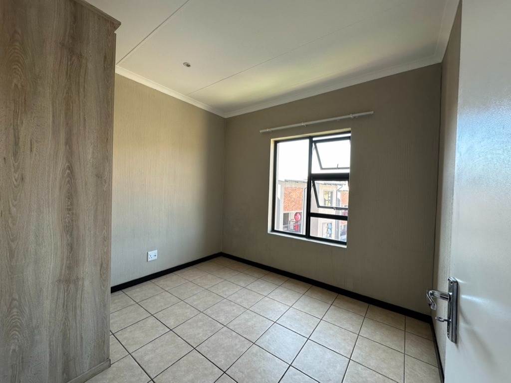 2 Bed Apartment in Wilgeheuwel photo number 14