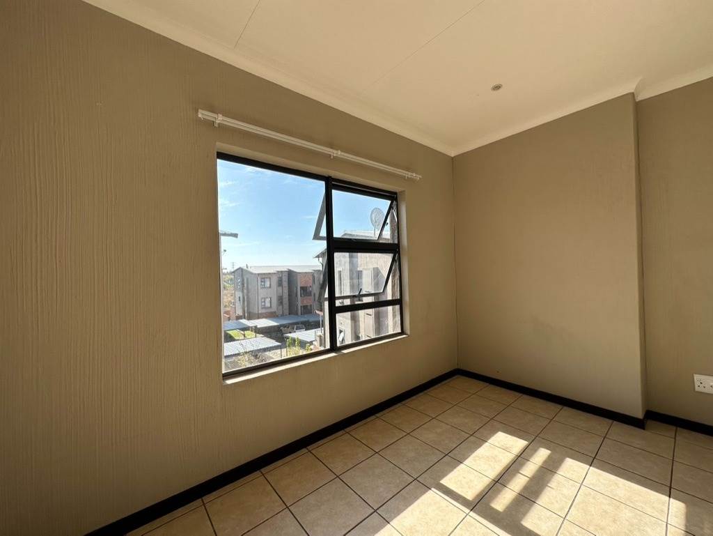 2 Bed Apartment in Wilgeheuwel photo number 9