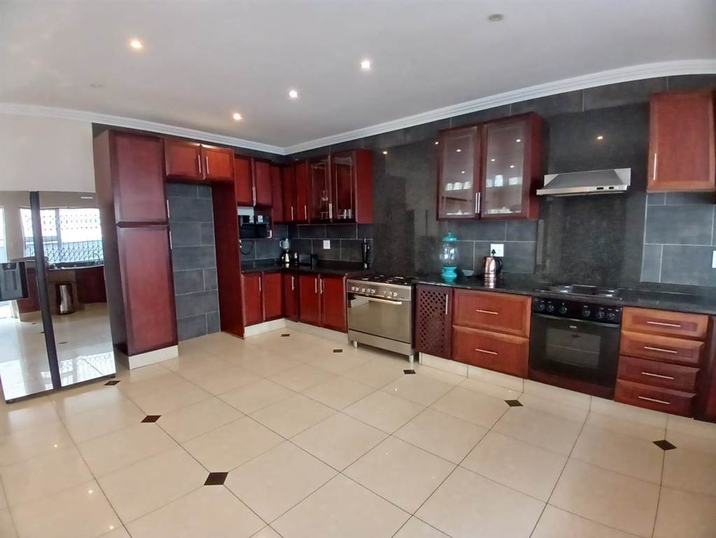 6 Bed House in Ballito photo number 5