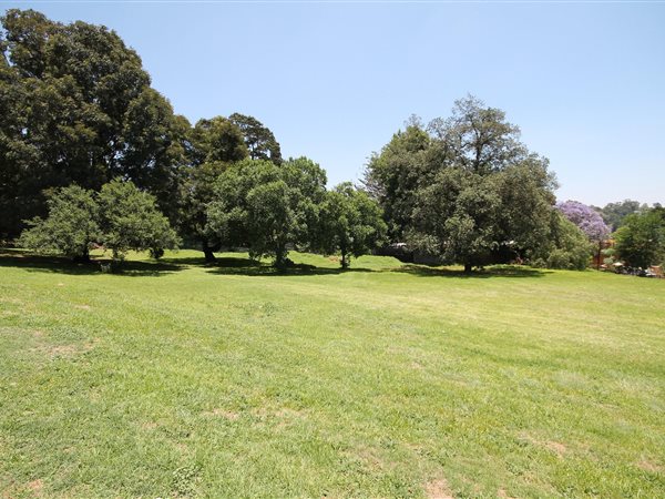 1800 m² Land available in Houghton Estate