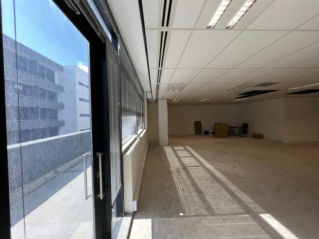 135  m² Commercial space in Illovo photo number 16