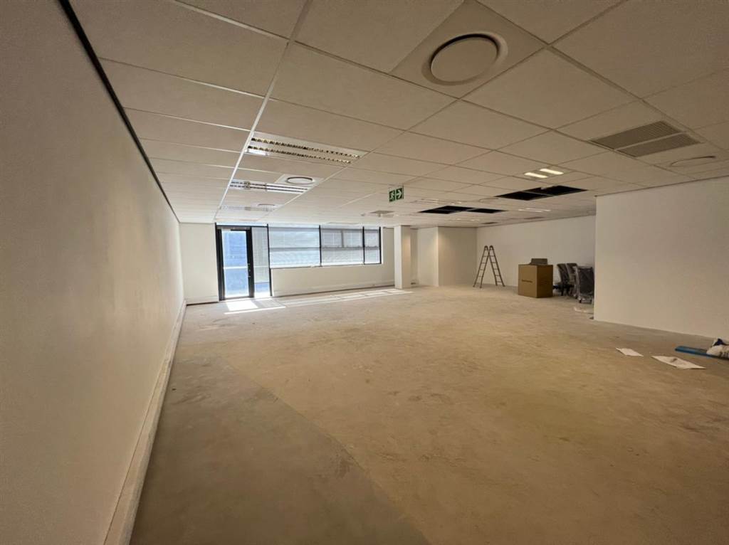 135  m² Commercial space in Illovo photo number 18