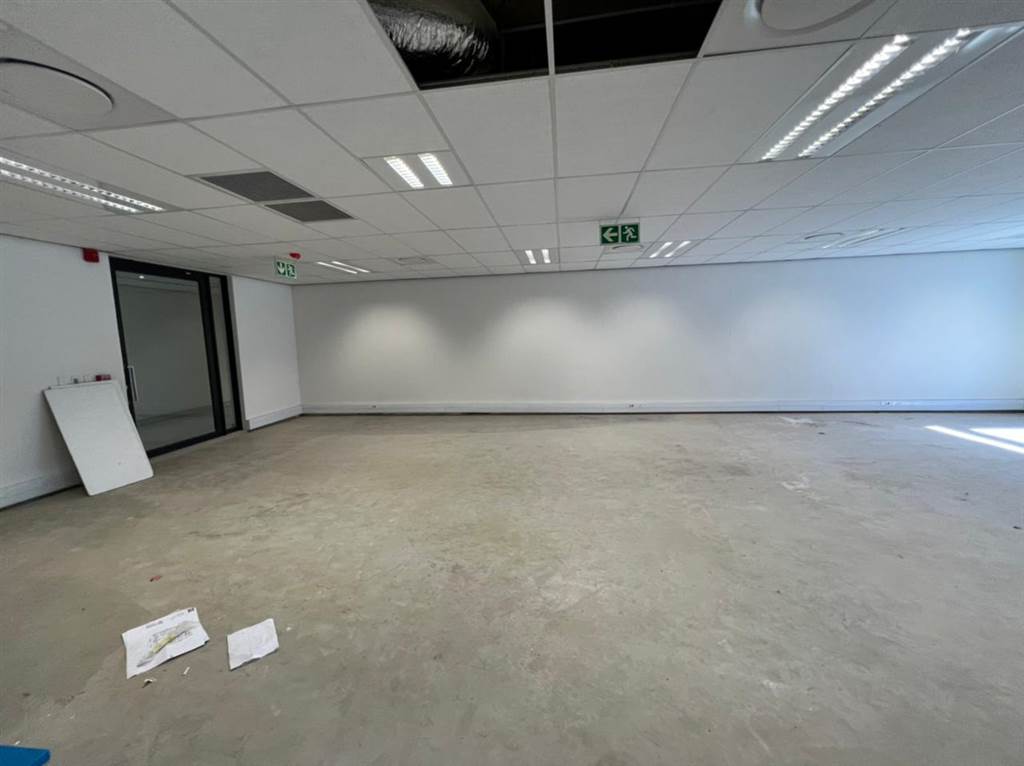 135  m² Commercial space in Illovo photo number 11