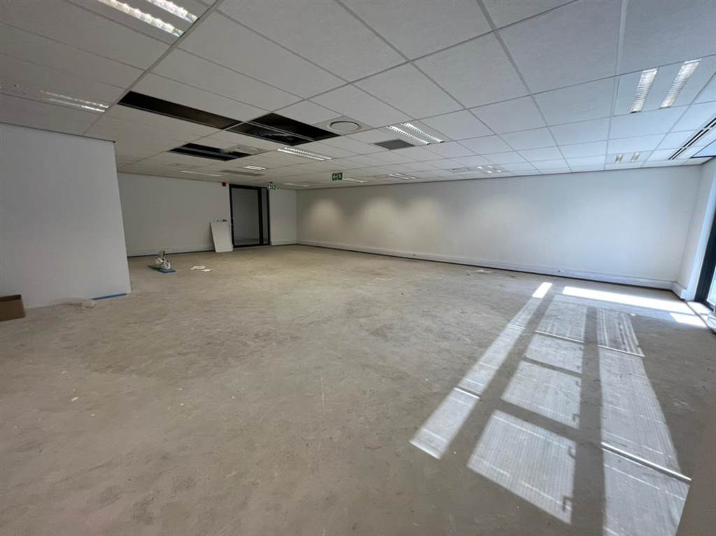135  m² Commercial space in Illovo photo number 12