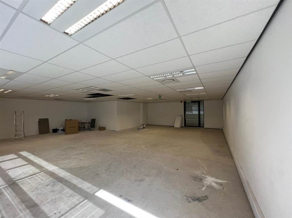 135  m² Commercial space in Illovo photo number 17