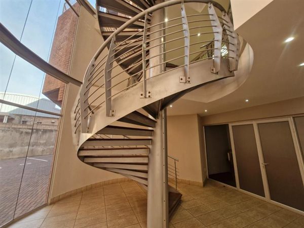 422  m² Commercial space
