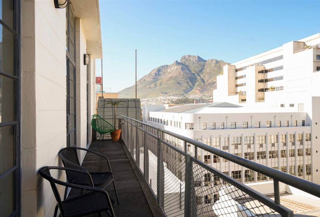 2 Bed Apartment in Cape Town City Centre photo number 11