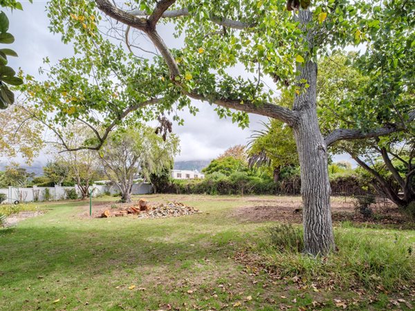 1910 m² Land available in Constantia