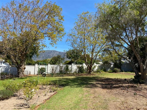 1910 m² Land available in Constantia