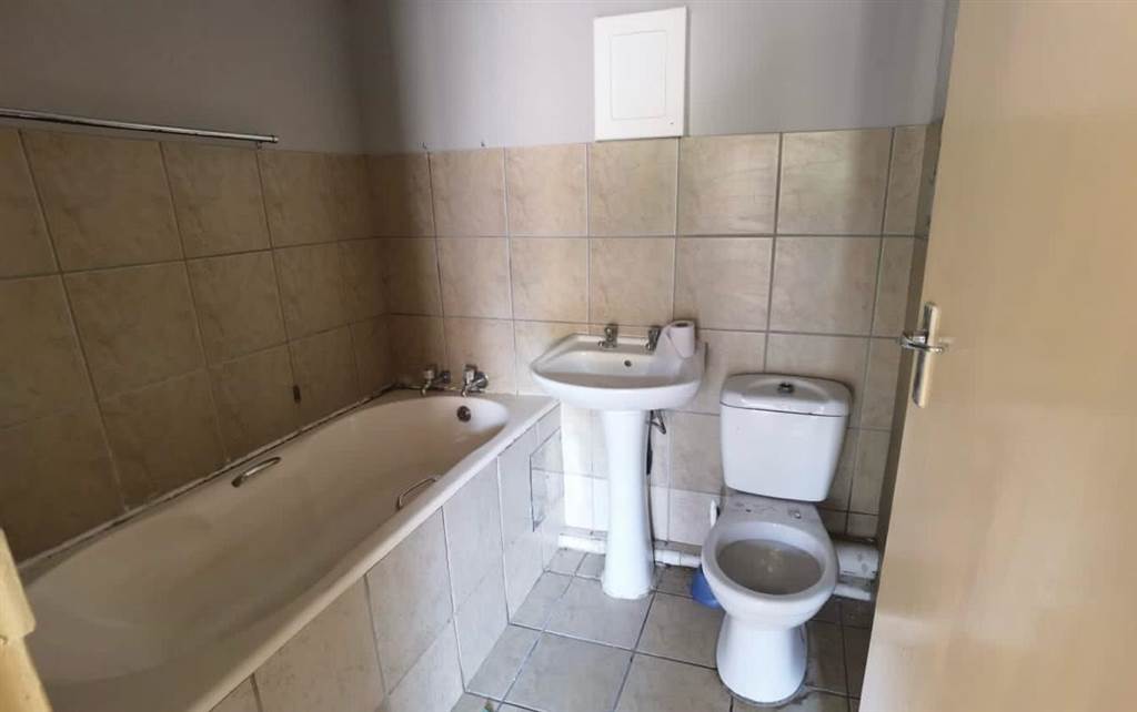 2 Bed Apartment in Polokwane Central photo number 8