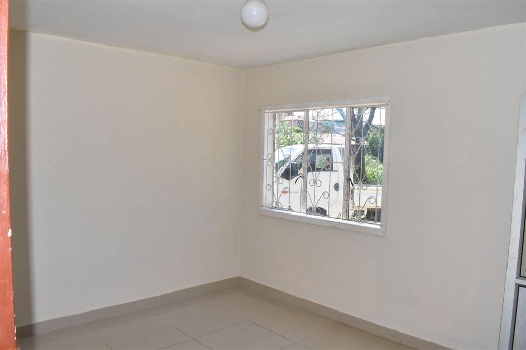 2 Bed Apartment in Caneside photo number 8