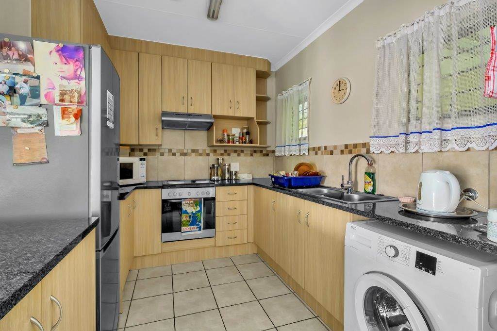 2 Bed Apartment in Olivedale photo number 6