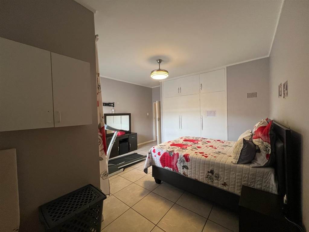 2 Bed Apartment in Uitenhage Central photo number 18