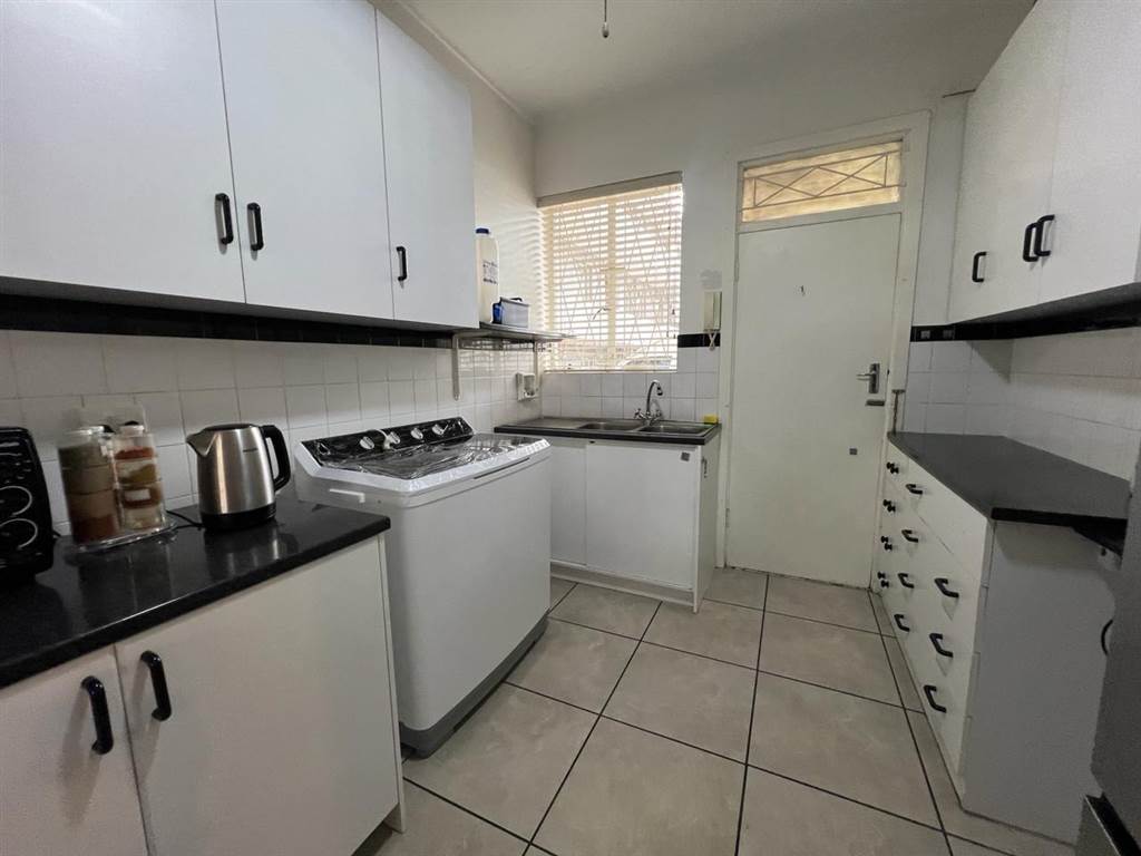 2 Bed Apartment in Uitenhage Central photo number 7