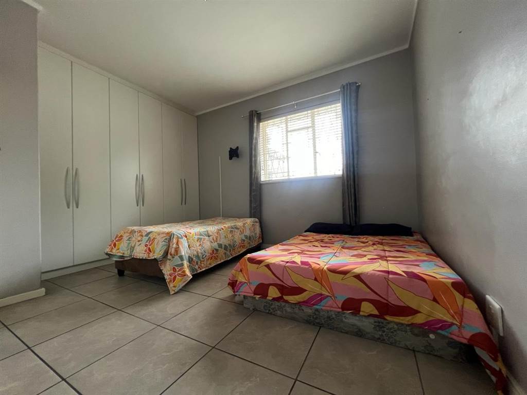 2 Bed Apartment in Uitenhage Central photo number 16