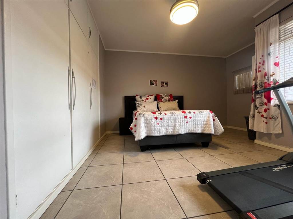 2 Bed Apartment in Uitenhage Central photo number 17