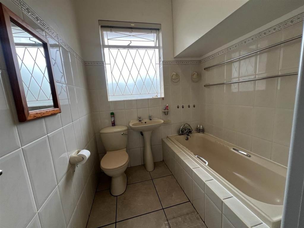 2 Bed Apartment in Uitenhage Central photo number 12