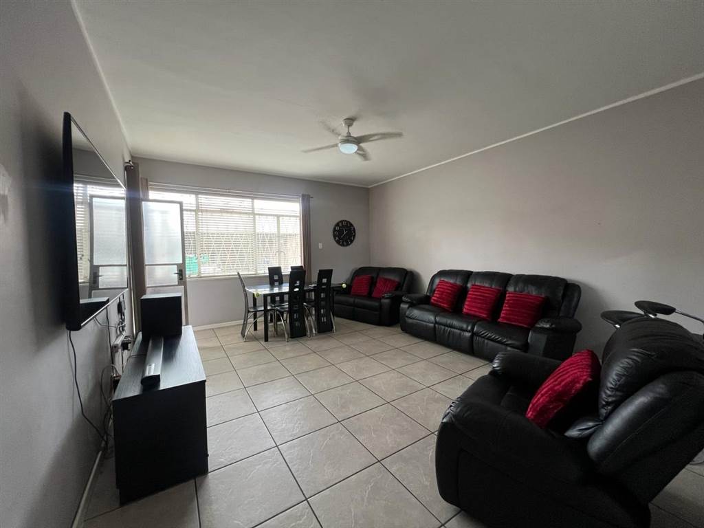 2 Bed Apartment in Uitenhage Central photo number 4