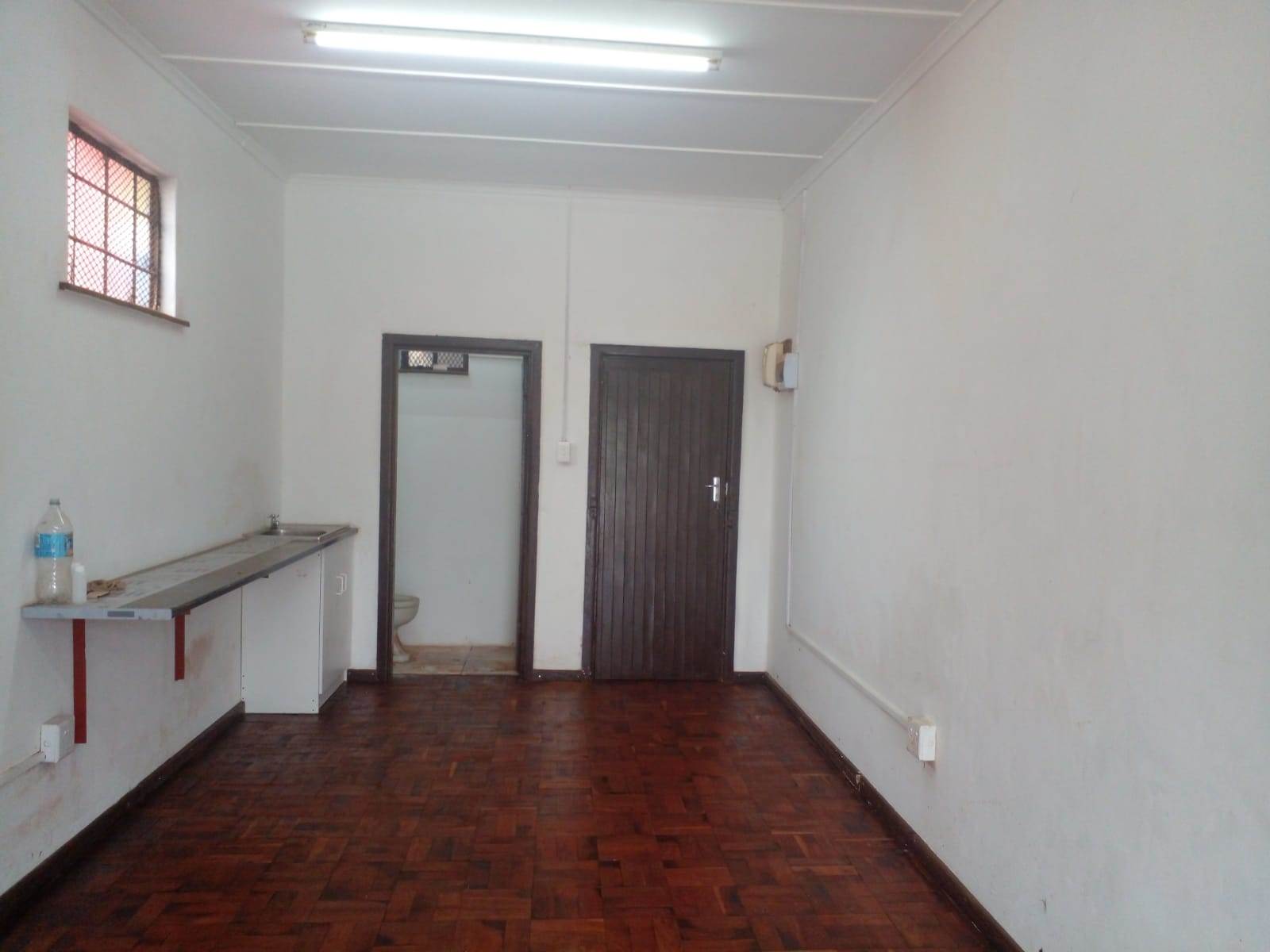 Commercial space in Uitenhage Central photo number 3