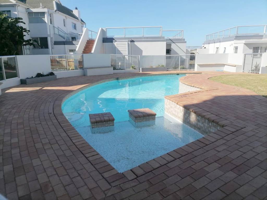 2 Bed Apartment in Summerstrand photo number 11
