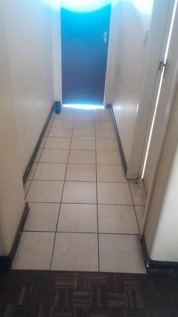 1 Bed Apartment in Krugersdorp Central photo number 2