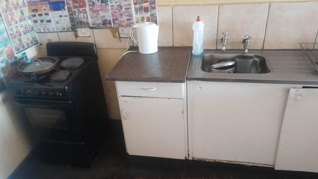 1 Bed Apartment in Krugersdorp Central photo number 6