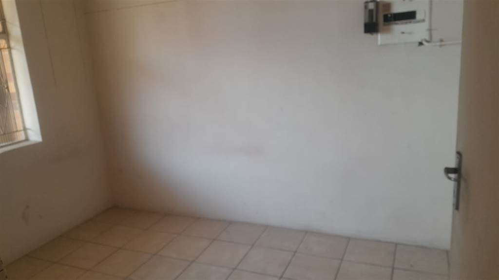 1 Bed Apartment in Krugersdorp Central photo number 7