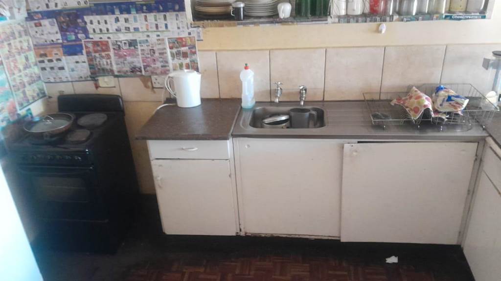 1 Bed Apartment in Krugersdorp Central photo number 5