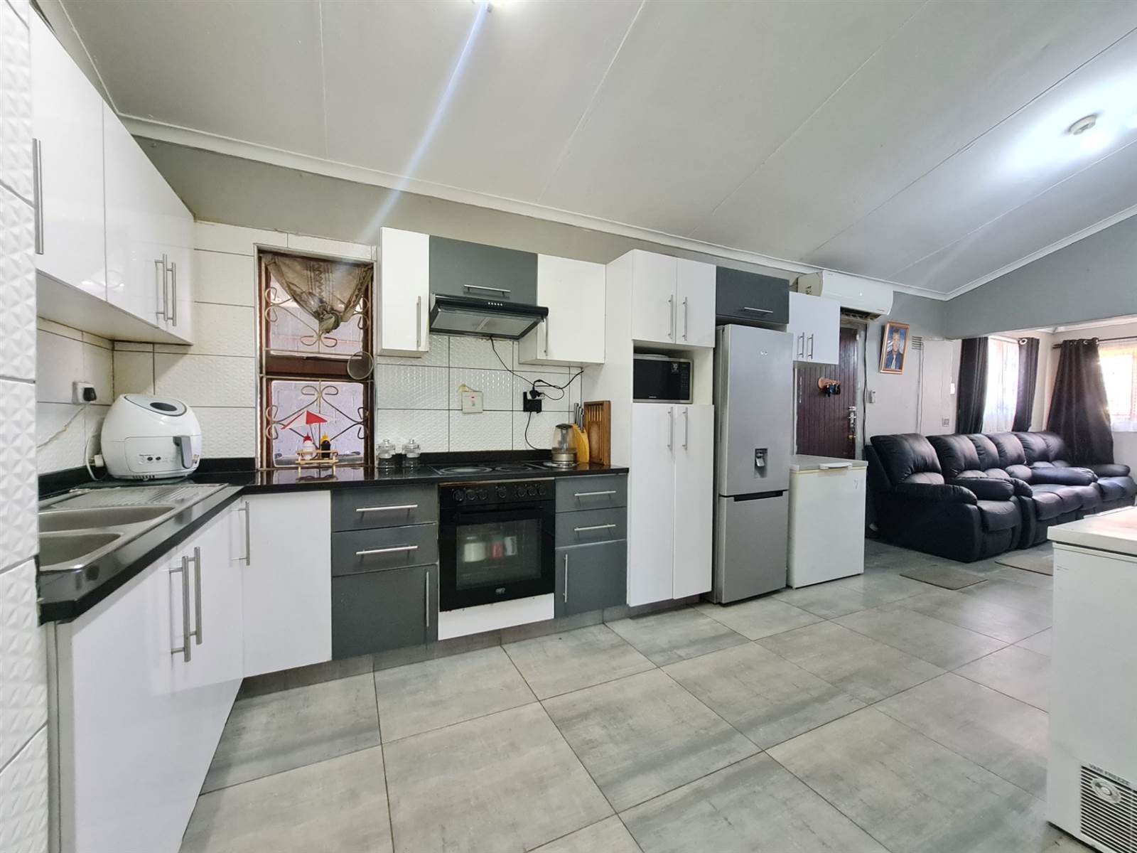 4 Bed House in Newlands West photo number 5