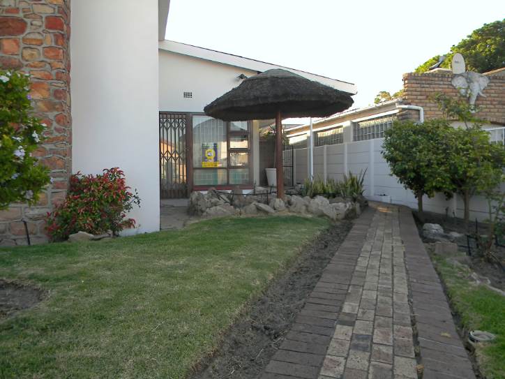 3 Bed House in Elsies River photo number 2