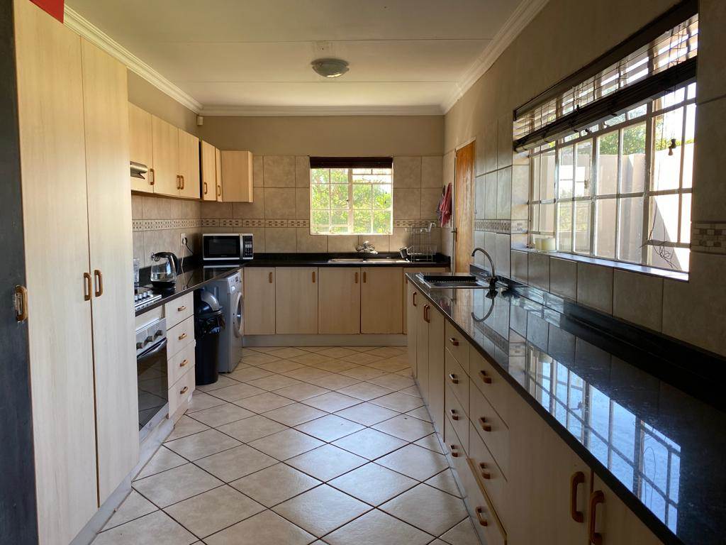 4 Bed House in Grootfontein Estate photo number 5